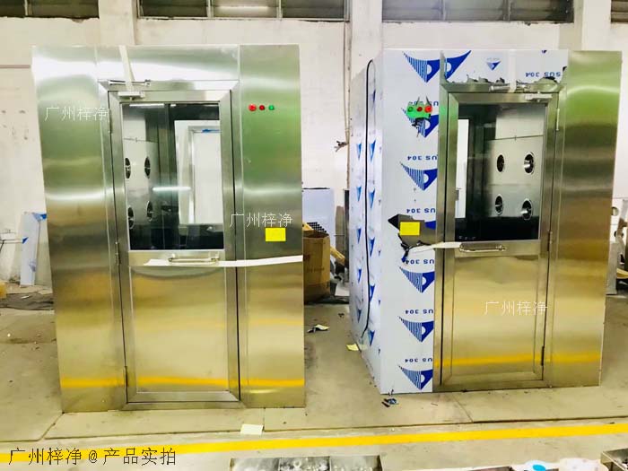 風(fēng)淋室安裝地面應(yīng)平整、堅實,無油污、水漬等。 風(fēng)淋室安裝地面應(yīng)平整、堅實,無油污、水漬等。