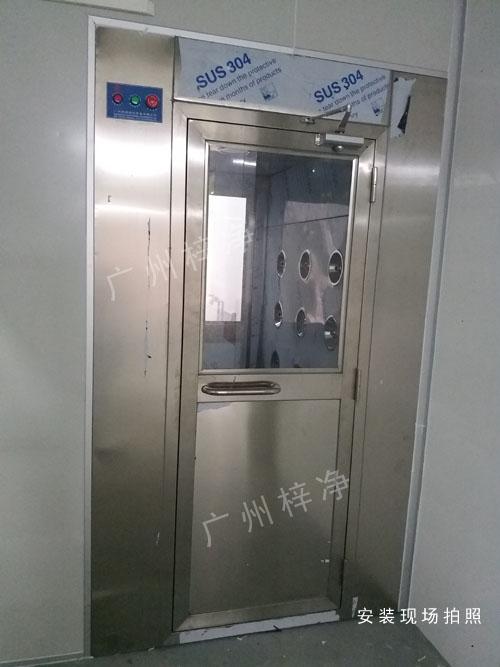 食品級(jí)不銹鋼風(fēng)淋室 食品級(jí)不銹鋼風(fēng)淋室制作材料是一種防潮,防生銹的不銹鋼制作的