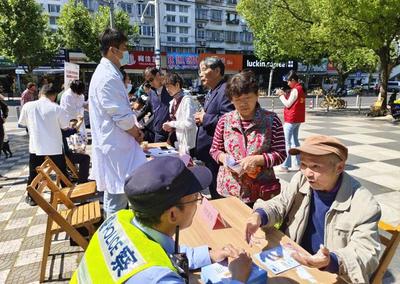 公益服務(wù)巡游便民又暖心 理發(fā)、政策宣傳與健康咨詢(xún)溫暖人心